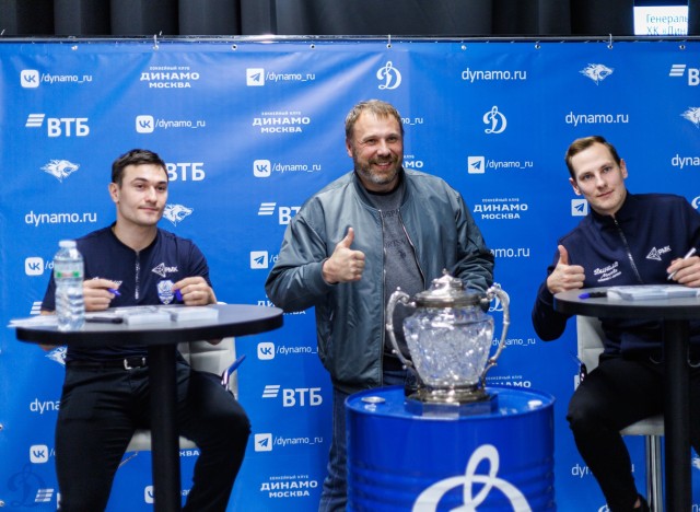 01.11.2025. Автограф-сессия Никиты Иванова и Егора Ахманаева