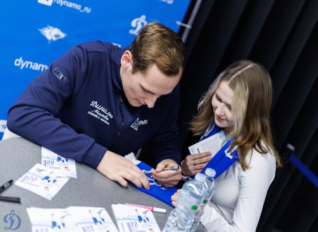 01.11.2025. Автограф-сессия Никиты Иванова и Егора Ахманаева