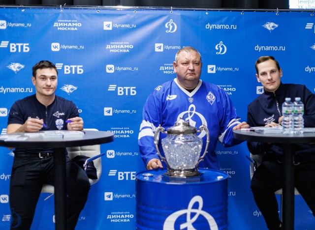 01.11.2025. Автограф-сессия Никиты Иванова и Егора Ахманаева