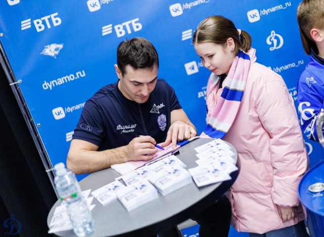 01.11.2025. Автограф-сессия Никиты Иванова и Егора Ахманаева