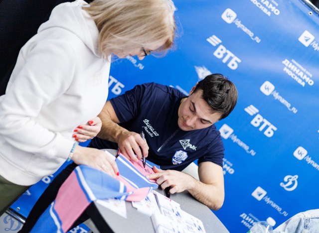 01.11.2025. Автограф-сессия Никиты Иванова и Егора Ахманаева