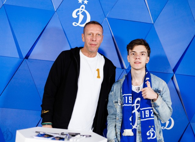 08.11.2025 Автограф-сессия Романа Березовского