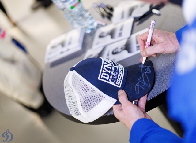 18.11.2025 Автограф-сессия Дениса Никифорова