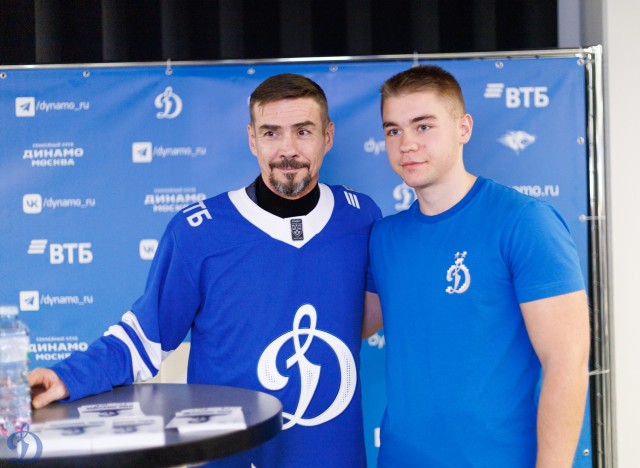 18.11.2025 Автограф-сессия Дениса Никифорова