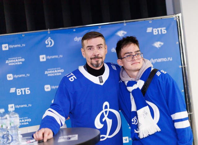 18.11.2025 Автограф-сессия Дениса Никифорова