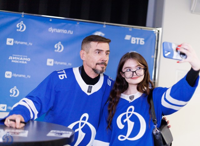 18.11.2025 Автограф-сессия Дениса Никифорова