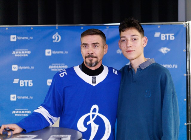 18.11.2025 Автограф-сессия Дениса Никифорова