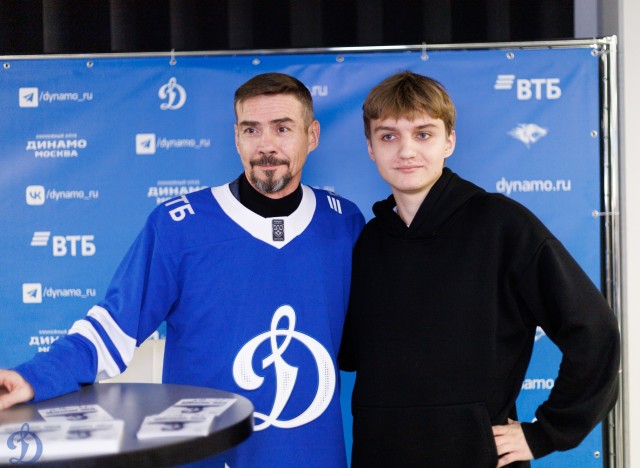 18.11.2025 Автограф-сессия Дениса Никифорова