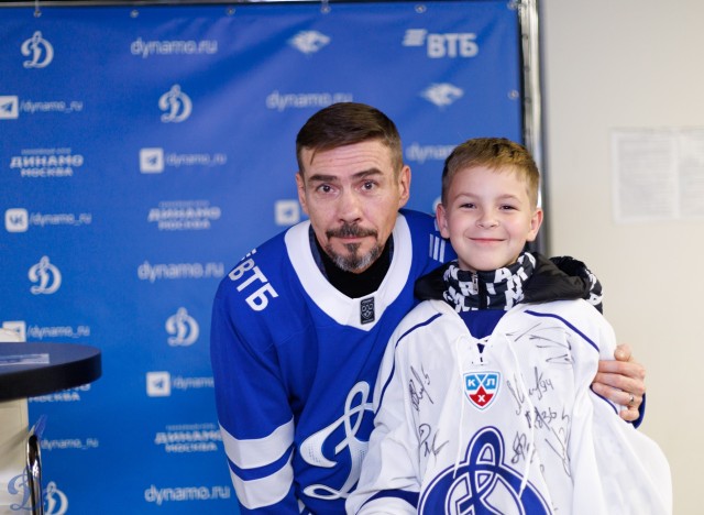 18.11.2025 Автограф-сессия Дениса Никифорова