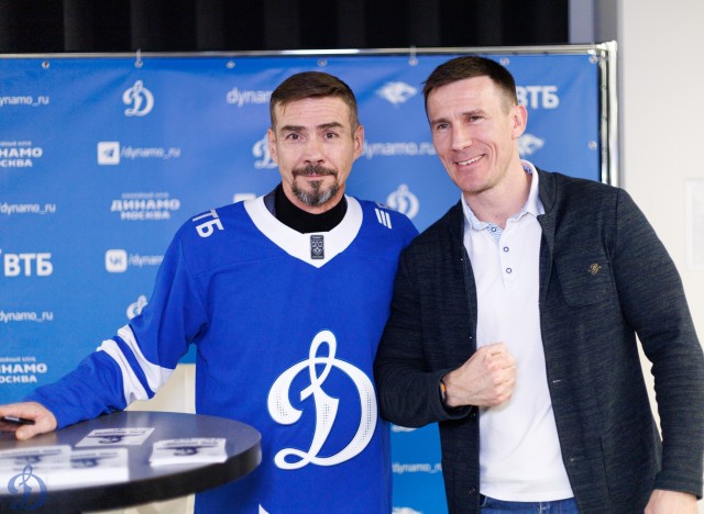 18.11.2025 Автограф-сессия Дениса Никифорова