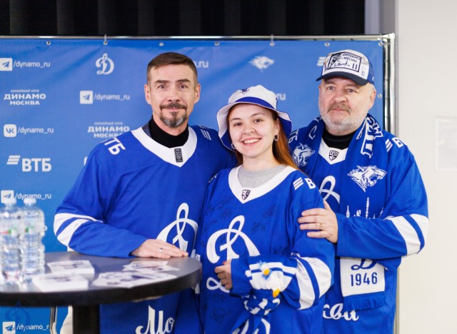 18.11.2025 Автограф-сессия Дениса Никифорова