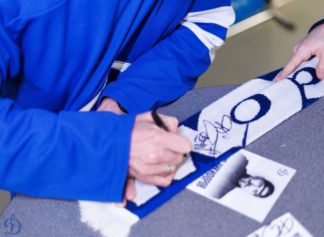 18.11.2025 Автограф-сессия Дениса Никифорова