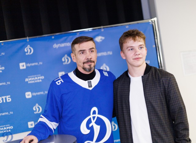 18.11.2025 Автограф-сессия Дениса Никифорова