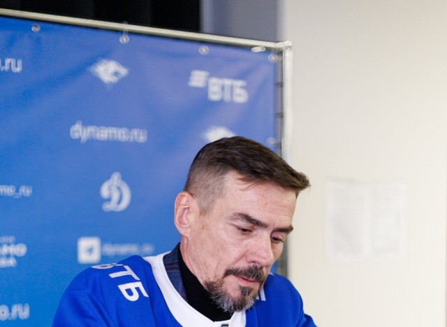 18.11.2025 Автограф-сессия Дениса Никифорова