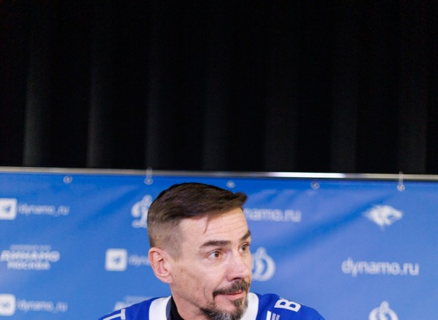 18.11.2025 Автограф-сессия Дениса Никифорова