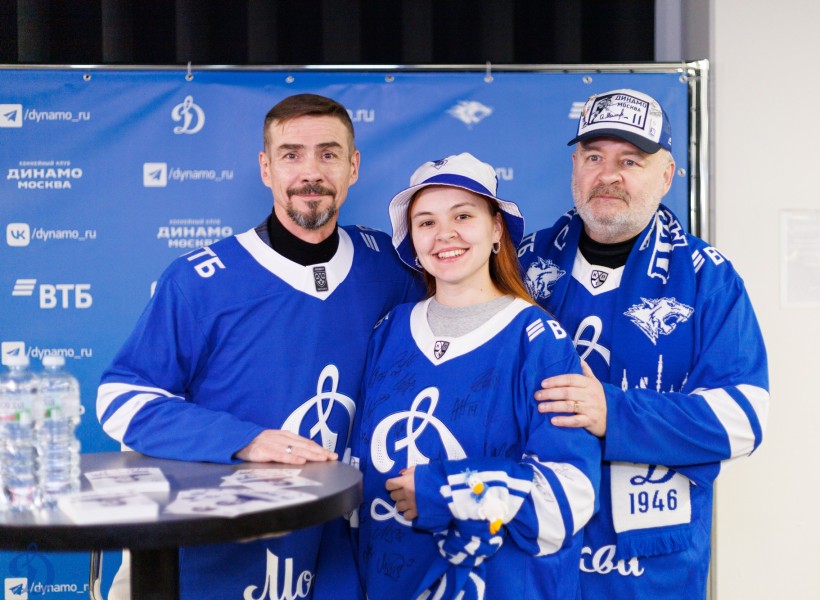 18.11.2025 Автограф-сессия Дениса Никифорова